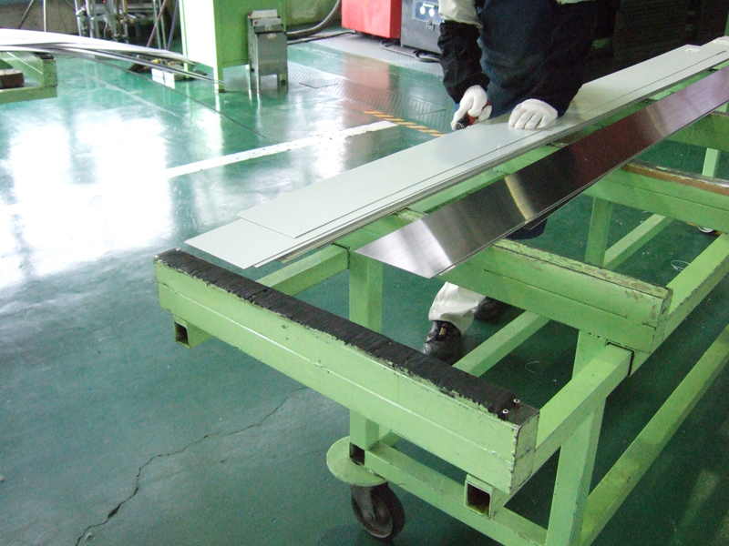 薄板コの字受け曲げ加工品ステンレス304HL1.5t L=1000mm販売｜文化